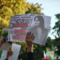 Ιράν: Με ή χωρίς μαντήλα, προς την επανάσταση!