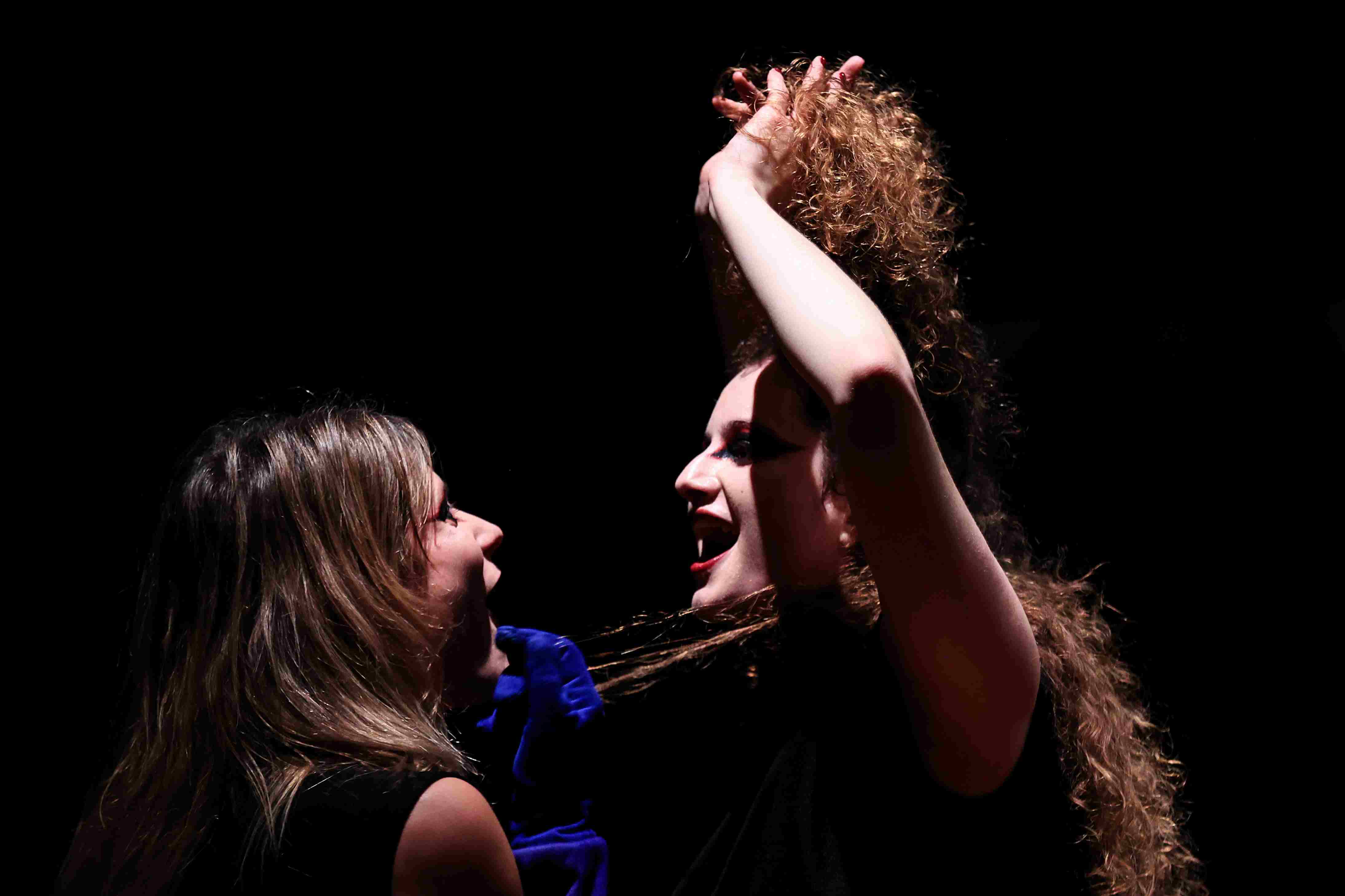 Πάμε θέατρο: στο έργο ΟΙ ΔΟΥΛΕΣ του Ζαν Ζενέ