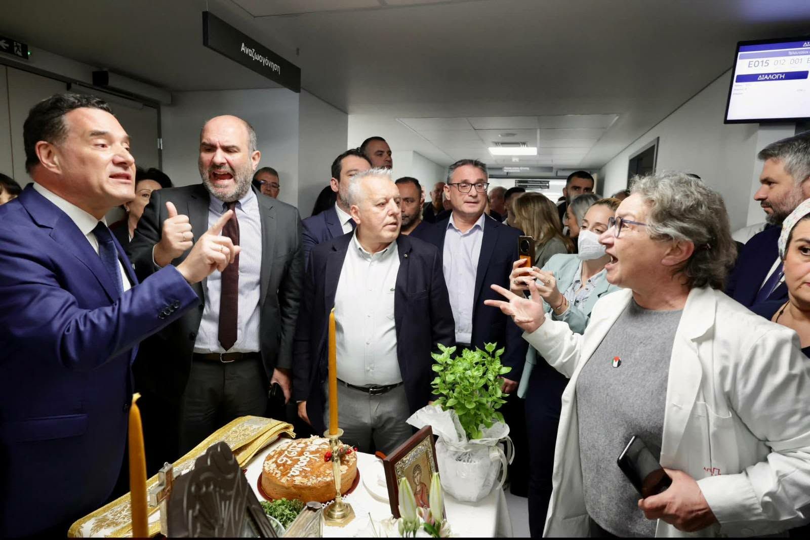 Σπύρος/Άδωνις Γεωργιάδης – αγαπάει τους αστυνομικούς και μισεί τους γιατρούς